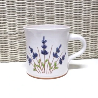 Hrnek s levandulí
