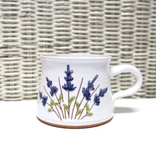 Hrnek s levandulí